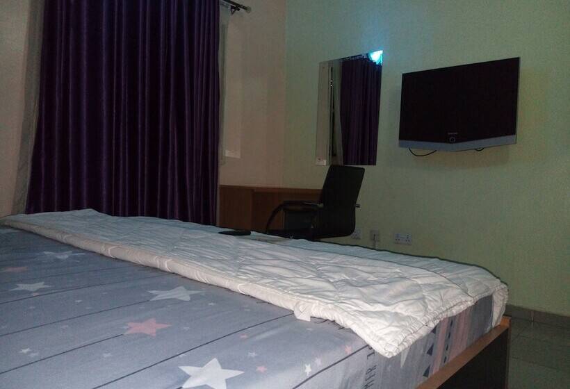 Multifield Hotel & Suites