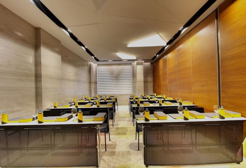 هتل Radisson Bengaluru City Center