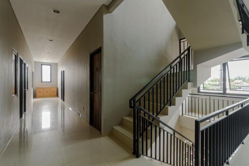 פנסיון Reddoorz Near Puri Indah Mall