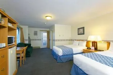Отель Econo Lodge Kelowna