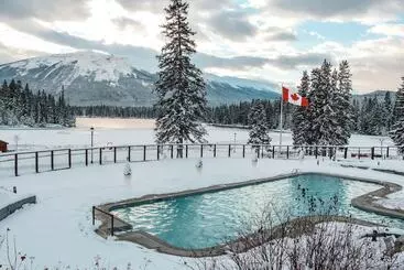 هتل Fairmont Jasper Park Lodge