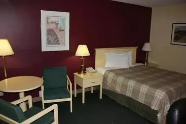 בית מלון כפרי Northwoods Inn & Suites