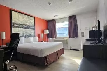 Отель Super 8 By Wyndham Kirkland Lake