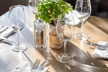 The Hotel Saskatchewan, Autograph Collection