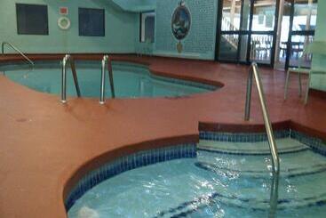 هتل Three Valley Lake Chateau