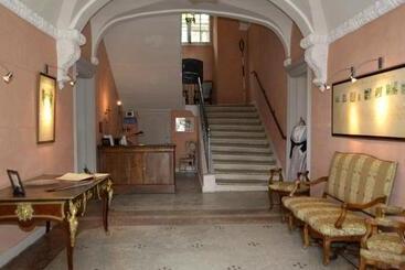 هتل Chateau De Roussan