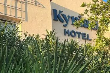 ホテル Hôtel Restaurant Kyriad Fréjus