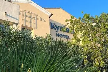 ホテル Hôtel Restaurant Kyriad Fréjus
