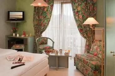 Logis Hostellerie Motel Au Bois Le Sire