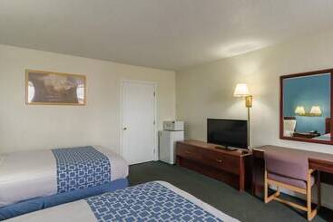 هتل Alamo Inn & Suites