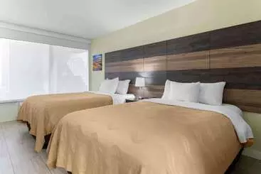 בית מלון כפרי Quality Inn University North I75