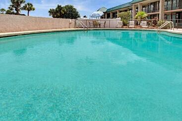 בית מלון כפרי Rodeway Inn Davenport Champions Gate