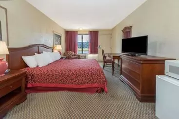 Hotelli Days Inn & Suites By Wyndham Dayton North