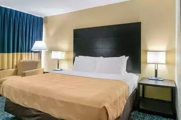 בית מלון כפרי Quality Inn & Suites Banquet Center