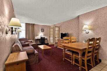 Отель Quality Inn & Suites
