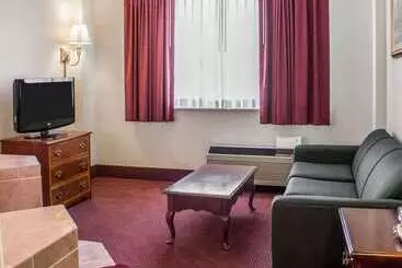 فندق Quality Inn & Conference Center