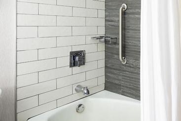 هتل Boston Marriott Newton