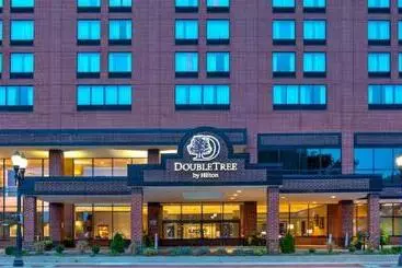 فندق Doubletree By Hilton Lansing
