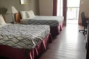 هتل Bear Mount Inn & Suites