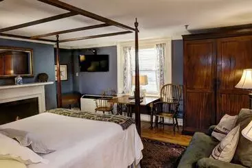 בית מלון כפרי 200 South Street Inn