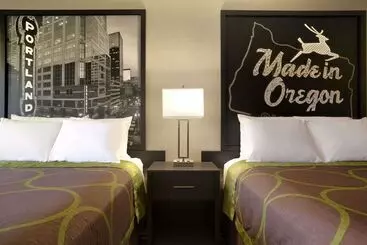 Otel Super 8 By Wyndham Portland Airport