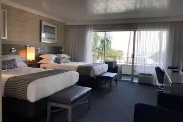 فندق West Beach Inn, A Coast