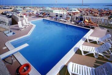 בית מלון כפרי Astoria