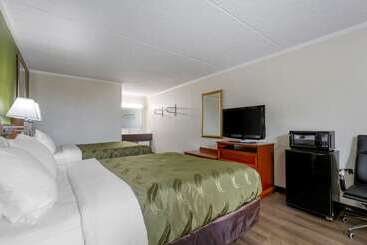 Otel Quality Inn  Roxboro South