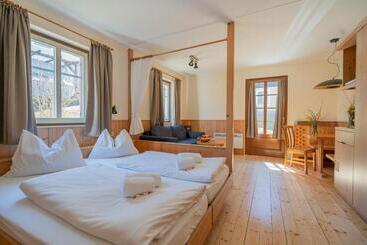 ホテル Theater  Und Feriendorf Königsleitn Gmbh