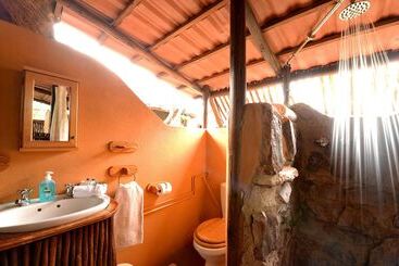 בית מלון כפרי Ikhaya Lamadube Game Lodge