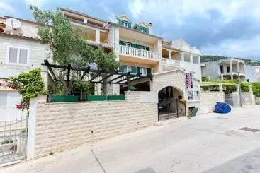 ツーリストアパートメント Apartments And Room Napoli