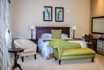 בית מלון כפרי Komani Resorts