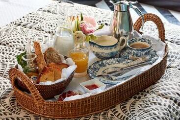 تختخواب و صبحانه Triana House