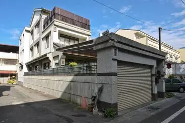 تختخواب و صبحانه Vv House