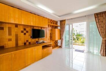 پانسیون Chalong Hill Tropical Garden Homes