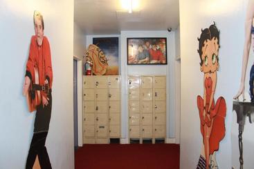 Hollywood Highland Hotel And Hostel