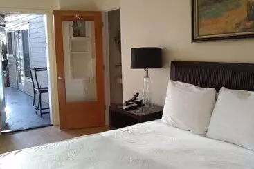 Noyo Harbor Inn