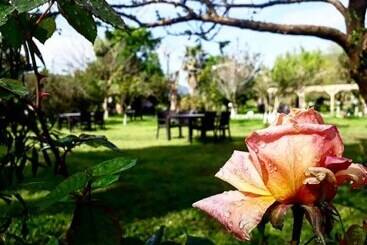 ホテル Otantik Tas Ev