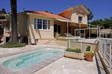 آپارتمان‌های توریست‌ها Villa With Private Beach  Villa Lou Cade