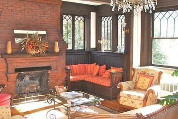 Oakland Cottage Bed And Breakfast