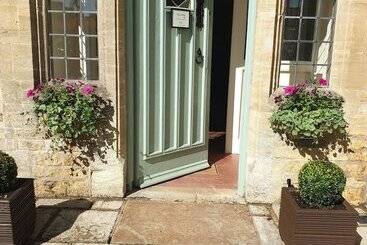 تختخواب و صبحانه The Old New Inn