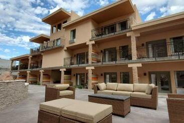 בית מלון כפרי Bluff Dwellings Resort