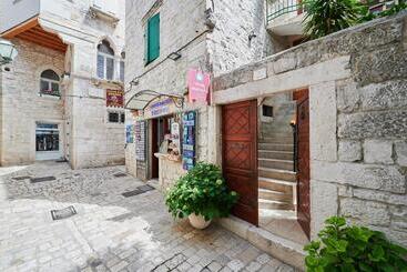 Apartments And Rooms Jare In Old Town