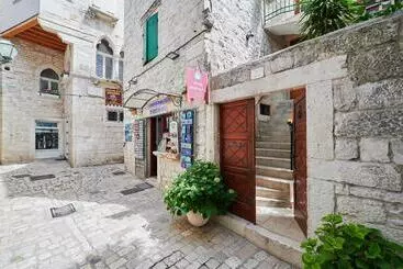 Apartments And Rooms Jare   In Old Town