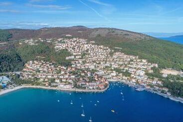 Apartments Pino Rabac