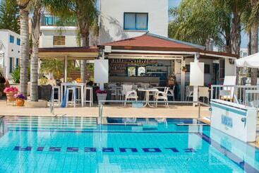 Апарт-отель Flouressia Gardens