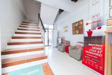 ホテル Reddoorz Near G Mall Bajada