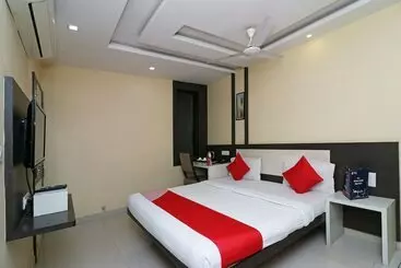 هتل Lotus By Oyo Rooms