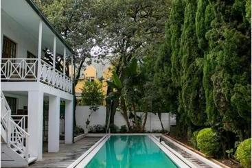 تختخواب و صبحانه Sandton Farmhouse