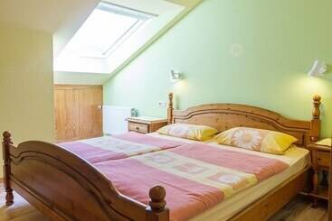 ツーリストアパートメント Kurmittelhaus Wagner